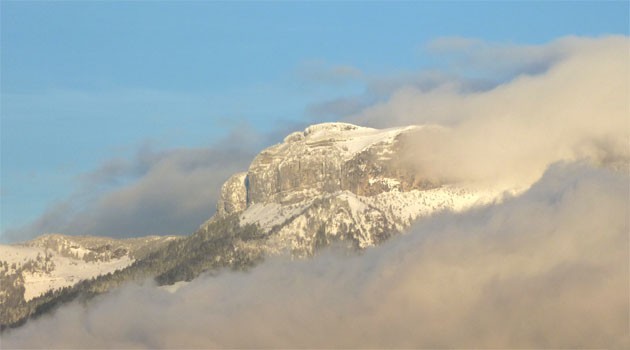 « Image du jour - 06/01/2012 - le Parmelan émerge des nuages » —