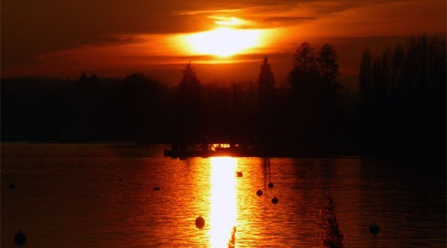 « Image du jour - 22/02/2012 - coucher de soleil sur Annecy » — mots associés : photo