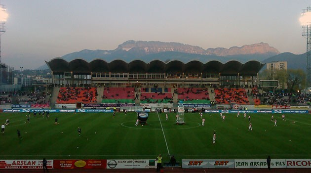 « Image du jour - 24/03/2012 - Match ETG FC - Lille OSC » — Quelques minutes avant le coup d'envoi d'ETG - Lille. Les 2 champions (respectivement de L2 et L1) se sont affrontés. Victoire du LOSC 3 à 0. — mots associés : football, killeak.net