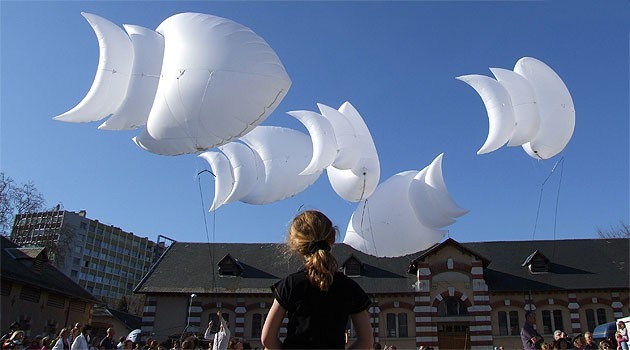 « Image du jour - 31/03/2012 - comme un rêve éveillé, des poissons nagent dans le bleu du ciel d'Annecy... » —