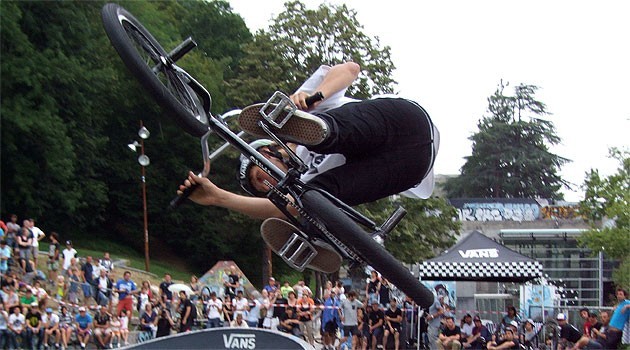 « Image du jour - 28/07/2012 - By the Lake BMX Contest » — mots associés : bmx, bowl, marquisats