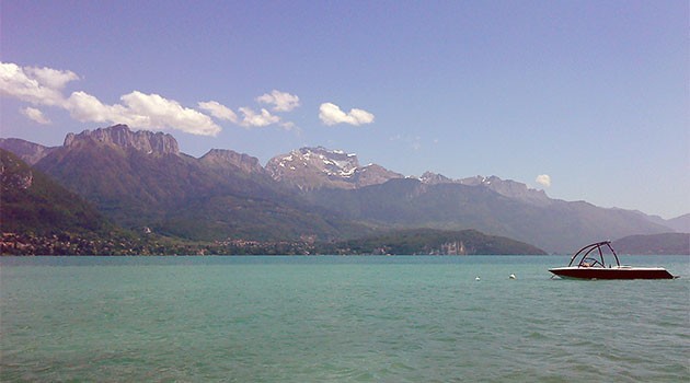 « Image du jour - 13/06/2013 - Aprèm tranquille sur un ponton au bord du lac » — mots associés : killeak.net, lac d'annecy