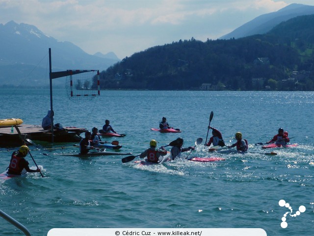 Championnat Rhône-Alpes 2010 de Kayak Polo - sam. 10 et dim. 11 avril 2010, plage de l'Impérial, Annecy. – Annecy va se prendre deux buts dans la première mi-temps (elles durent 7 minutes). – « Championnat Rhône-Alpes 2010 de Kayak Polo - manche d'Annecy » – Manche annécienne du championnat régional Rhône-Alpin de kayak polo, disputée sur deux jours au bord de la plage de l'Impérial. – mots associés : kayak polo