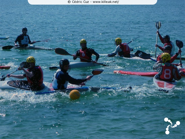 Championnat Rhône-Alpes 2010 de Kayak Polo - sam. 10 et dim. 11 avril 2010, plage de l'Impérial, Annecy. – « Championnat Rhône-Alpes 2010 de Kayak Polo - manche d'Annecy » – Manche annécienne du championnat régional Rhône-Alpin de kayak polo, disputée sur deux jours au bord de la plage de l'Impérial. – mots associés : kayak polo