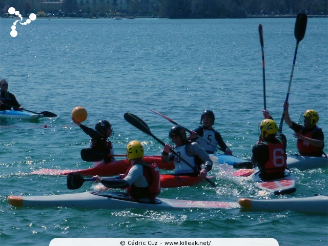 Championnat Rhône-Alpes 2010 de Kayak Polo - sam. 10 et dim. 11 avril 2010, plage de l'Impérial, Annecy. – Chambéry défends sa cage... le gardien est d'ailleurs un goal volant... – « Championnat Rhône-Alpes 2010 de Kayak Polo - manche d'Annecy » – Manche annécienne du championnat régional Rhône-Alpin de kayak polo, disputée sur deux jours au bord de la plage de l'Impérial. – mots associés : kayak polo