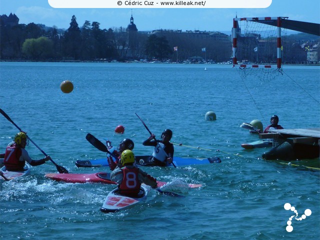 Championnat Rhône-Alpes 2010 de Kayak Polo - sam. 10 et dim. 11 avril 2010, plage de l'Impérial, Annecy. – « Championnat Rhône-Alpes 2010 de Kayak Polo - manche d'Annecy » – Manche annécienne du championnat régional Rhône-Alpin de kayak polo, disputée sur deux jours au bord de la plage de l'Impérial. – mots associés : kayak polo