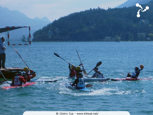 Championnat Rhône-Alpes 2010 de Kayak Polo - sam. 10 et dim. 11 avril 2010, plage de l'Impérial, Annecy. – Annecy tente un tir... – « Championnat Rhône-Alpes 2010 de Kayak Polo - manche d'Annecy » – Manche annécienne du championnat régional Rhône-Alpin de kayak polo, disputée sur deux jours au bord de la plage de l'Impérial. – mots associés : kayak polo