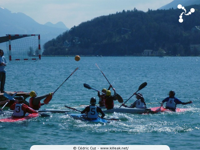 Championnat Rhône-Alpes 2010 de Kayak Polo - sam. 10 et dim. 11 avril 2010, plage de l'Impérial, Annecy. – ... qui sera intercepté, mais le ballon ne sera par perdu... – « Championnat Rhône-Alpes 2010 de Kayak Polo - manche d'Annecy » – Manche annécienne du championnat régional Rhône-Alpin de kayak polo, disputée sur deux jours au bord de la plage de l'Impérial. – mots associés : kayak polo