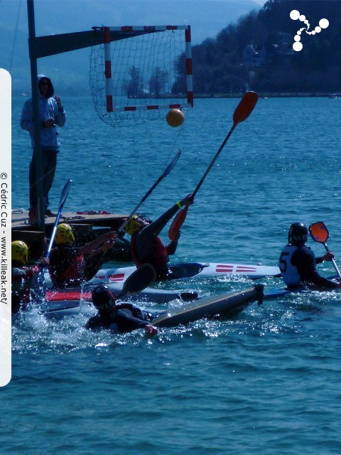 Championnat Rhône-Alpes 2010 de Kayak Polo - sam. 10 et dim. 11 avril 2010, plage de l'Impérial, Annecy. – ... et c'est le but pour Annecy ! – « Championnat Rhône-Alpes 2010 de Kayak Polo - manche d'Annecy » – Manche annécienne du championnat régional Rhône-Alpin de kayak polo, disputée sur deux jours au bord de la plage de l'Impérial. – mots associés : kayak polo