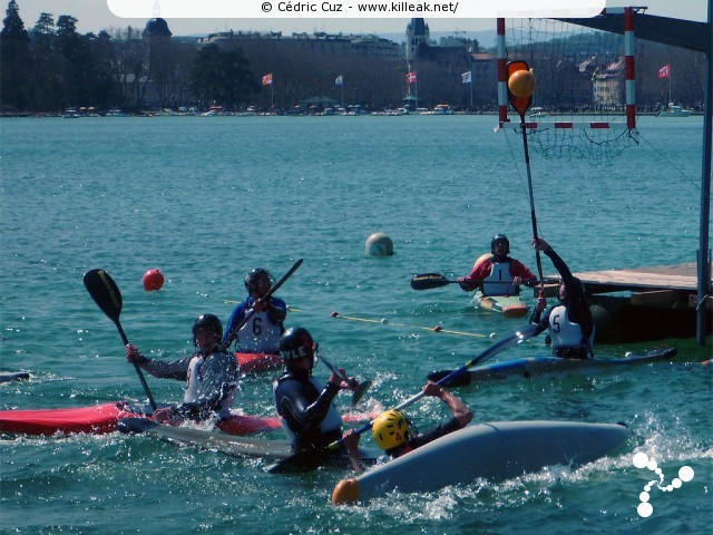 Championnat Rhône-Alpes 2010 de Kayak Polo - sam. 10 et dim. 11 avril 2010, plage de l'Impérial, Annecy. – Beau contre ! Le gardien va bloquer par deux fois le ballon, au grand dam des Chambériens.... – « Championnat Rhône-Alpes 2010 de Kayak Polo - manche d'Annecy » – Manche annécienne du championnat régional Rhône-Alpin de kayak polo, disputée sur deux jours au bord de la plage de l'Impérial. – mots associés : kayak polo