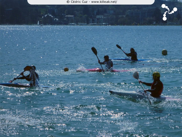 Championnat Rhône-Alpes 2010 de Kayak Polo - sam. 10 et dim. 11 avril 2010, plage de l'Impérial, Annecy. – « Championnat Rhône-Alpes 2010 de Kayak Polo - manche d'Annecy » – Manche annécienne du championnat régional Rhône-Alpin de kayak polo, disputée sur deux jours au bord de la plage de l'Impérial. – mots associés : kayak polo
