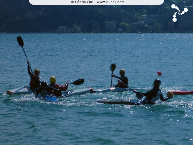 Championnat Rhône-Alpes 2010 de Kayak Polo - sam. 10 et dim. 11 avril 2010, plage de l'Impérial, Annecy. – « Championnat Rhône-Alpes 2010 de Kayak Polo - manche d'Annecy » – Manche annécienne du championnat régional Rhône-Alpin de kayak polo, disputée sur deux jours au bord de la plage de l'Impérial. – mots associés : kayak polo