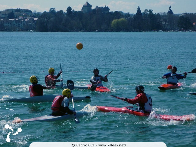 Championnat Rhône-Alpes 2010 de Kayak Polo - sam. 10 et dim. 11 avril 2010, plage de l'Impérial, Annecy. – « Championnat Rhône-Alpes 2010 de Kayak Polo - manche d'Annecy » – Manche annécienne du championnat régional Rhône-Alpin de kayak polo, disputée sur deux jours au bord de la plage de l'Impérial. – mots associés : kayak polo