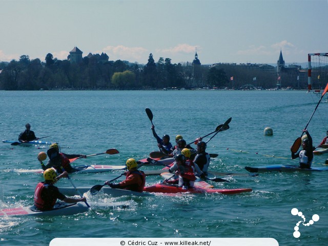 Championnat Rhône-Alpes 2010 de Kayak Polo - sam. 10 et dim. 11 avril 2010, plage de l'Impérial, Annecy. – « Championnat Rhône-Alpes 2010 de Kayak Polo - manche d'Annecy » – Manche annécienne du championnat régional Rhône-Alpin de kayak polo, disputée sur deux jours au bord de la plage de l'Impérial. – mots associés : kayak polo