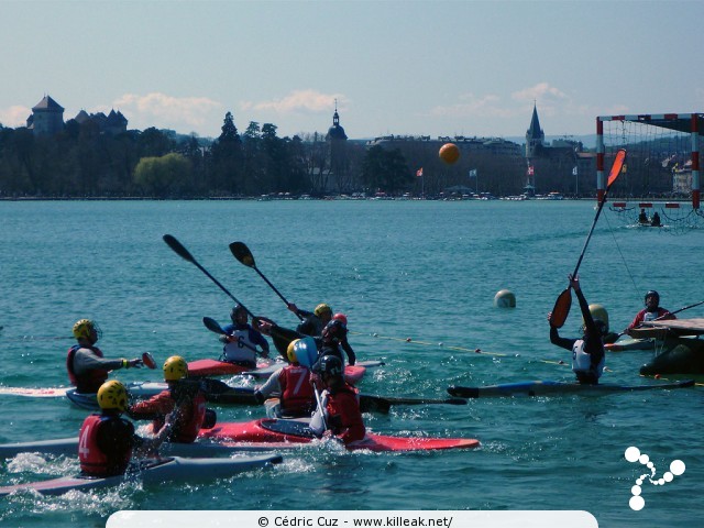 Championnat Rhône-Alpes 2010 de Kayak Polo - sam. 10 et dim. 11 avril 2010, plage de l'Impérial, Annecy. – « Championnat Rhône-Alpes 2010 de Kayak Polo - manche d'Annecy » – Manche annécienne du championnat régional Rhône-Alpin de kayak polo, disputée sur deux jours au bord de la plage de l'Impérial. – mots associés : kayak polo