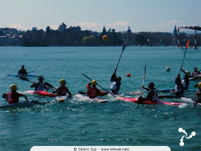 Championnat Rhône-Alpes 2010 de Kayak Polo - sam. 10 et dim. 11 avril 2010, plage de l'Impérial, Annecy. – Dernière action (ce sont les 20 dernières secondes)... – « Championnat Rhône-Alpes 2010 de Kayak Polo - manche d'Annecy » – Manche annécienne du championnat régional Rhône-Alpin de kayak polo, disputée sur deux jours au bord de la plage de l'Impérial. – mots associés : kayak polo