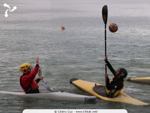 Coupe Rhône-Alpes 2016 de Kayak Polo - les sam. 15 et dim. 16 octobre 2016, plage de l'Impérial, Annecy, Haute-Savoie. — « Coupe Rhône-Alpes 2016 de Kayak Polo » — Annecy accueillait la Coupe régionale de kayak polo, disputée sur deux jours au bord de la plage de l'Impérial. — mots associés : coupe rhône-alpes, kayak, kayak polo