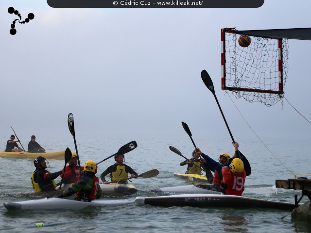 Coupe Rhône-Alpes 2016 de Kayak Polo - les sam. 15 et dim. 16 octobre 2016, plage de l'Impérial, Annecy, Haute-Savoie. — « Coupe Rhône-Alpes 2016 de Kayak Polo » — Annecy accueillait la Coupe régionale de kayak polo, disputée sur deux jours au bord de la plage de l'Impérial. — mots associés : coupe rhône-alpes, kayak, kayak polo