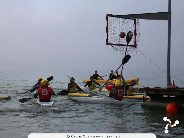 Coupe Rhône-Alpes 2016 de Kayak Polo - les sam. 15 et dim. 16 octobre 2016, plage de l'Impérial, Annecy, Haute-Savoie. – « Coupe Rhône-Alpes 2016 de Kayak Polo » – Annecy accueillait la Coupe régionale de kayak polo, disputée sur deux jours au bord de la plage de l'Impérial. – mots associés : coupe rhône-alpes, kayak, kayak polo