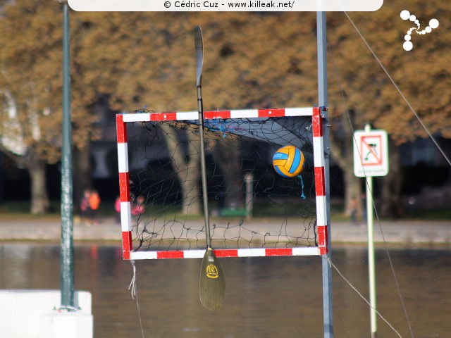 Coupe Rhône-Alpes 2016 de Kayak Polo - les sam. 15 et dim. 16 octobre 2016, plage de l'Impérial, Annecy, Haute-Savoie. – Lancer de pagaie pour bloquer le ballon, un poil radical comme méthode :D – « Coupe Rhône-Alpes 2016 de Kayak Polo » – Annecy accueillait la Coupe régionale de kayak polo, disputée sur deux jours au bord de la plage de l'Impérial. – mots associés : coupe rhône-alpes, kayak, kayak polo