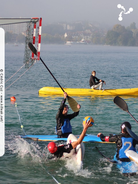 Coupe Rhône-Alpes 2016 de Kayak Polo - les sam. 15 et dim. 16 octobre 2016, plage de l'Impérial, Annecy, Haute-Savoie. – « Coupe Rhône-Alpes 2016 de Kayak Polo » – Annecy accueillait la Coupe régionale de kayak polo, disputée sur deux jours au bord de la plage de l'Impérial. – mots associés : coupe rhône-alpes, kayak, kayak polo