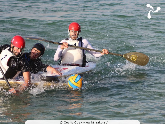 Coupe Rhône-Alpes 2016 de Kayak Polo - les sam. 15 et dim. 16 octobre 2016, plage de l'Impérial, Annecy, Haute-Savoie. – « Coupe Rhône-Alpes 2016 de Kayak Polo » – Annecy accueillait la Coupe régionale de kayak polo, disputée sur deux jours au bord de la plage de l'Impérial. – mots associés : coupe rhône-alpes, kayak, kayak polo