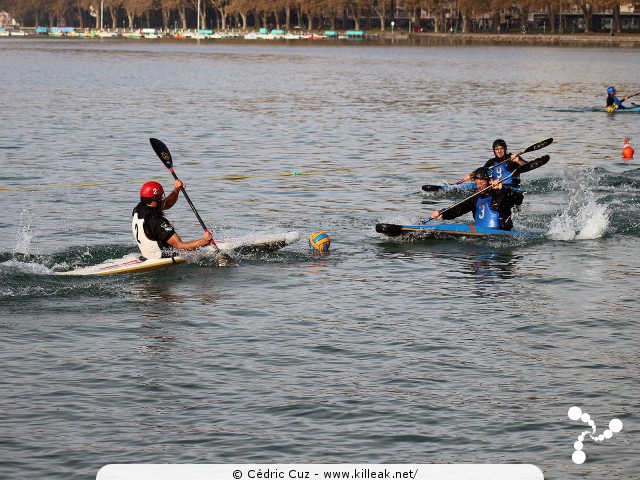 Coupe Rhône-Alpes 2016 de Kayak Polo - les sam. 15 et dim. 16 octobre 2016, plage de l'Impérial, Annecy, Haute-Savoie. – « Coupe Rhône-Alpes 2016 de Kayak Polo » – Annecy accueillait la Coupe régionale de kayak polo, disputée sur deux jours au bord de la plage de l'Impérial. – mots associés : coupe rhône-alpes, kayak, kayak polo