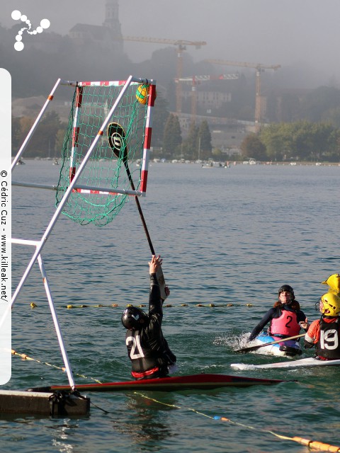 Coupe Rhône-Alpes 2016 de Kayak Polo - les sam. 15 et dim. 16 octobre 2016, plage de l'Impérial, Annecy, Haute-Savoie. – « Coupe Rhône-Alpes 2016 de Kayak Polo » – Annecy accueillait la Coupe régionale de kayak polo, disputée sur deux jours au bord de la plage de l'Impérial. – mots associés : coupe rhône-alpes, kayak, kayak polo