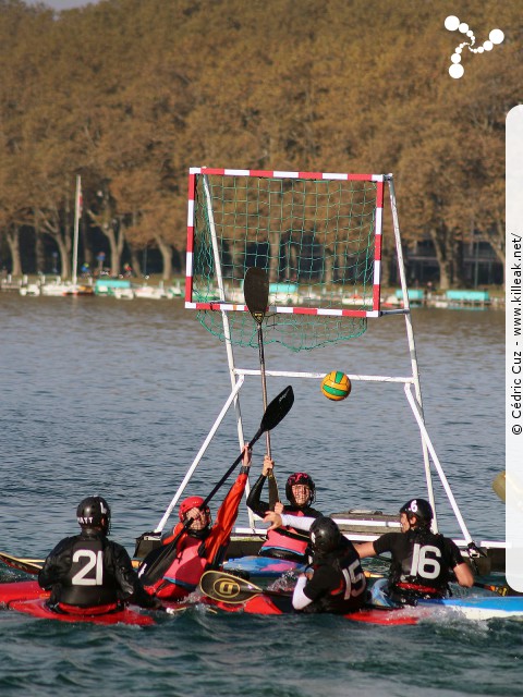 Coupe Rhône-Alpes 2016 de Kayak Polo - les sam. 15 et dim. 16 octobre 2016, plage de l'Impérial, Annecy, Haute-Savoie. – « Coupe Rhône-Alpes 2016 de Kayak Polo » – Annecy accueillait la Coupe régionale de kayak polo, disputée sur deux jours au bord de la plage de l'Impérial. – mots associés : coupe rhône-alpes, kayak, kayak polo