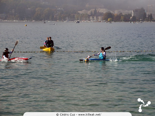 Coupe Rhône-Alpes 2016 de Kayak Polo - les sam. 15 et dim. 16 octobre 2016, plage de l'Impérial, Annecy, Haute-Savoie. – « Coupe Rhône-Alpes 2016 de Kayak Polo » – Annecy accueillait la Coupe régionale de kayak polo, disputée sur deux jours au bord de la plage de l'Impérial. – mots associés : coupe rhône-alpes, kayak, kayak polo