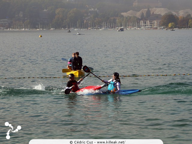 Coupe Rhône-Alpes 2016 de Kayak Polo - les sam. 15 et dim. 16 octobre 2016, plage de l'Impérial, Annecy, Haute-Savoie. – « Coupe Rhône-Alpes 2016 de Kayak Polo » – Annecy accueillait la Coupe régionale de kayak polo, disputée sur deux jours au bord de la plage de l'Impérial. – mots associés : coupe rhône-alpes, kayak, kayak polo