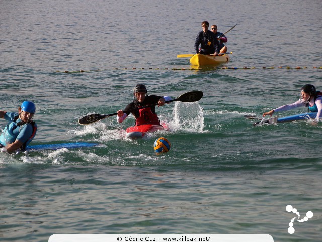 Coupe Rhône-Alpes 2016 de Kayak Polo - les sam. 15 et dim. 16 octobre 2016, plage de l'Impérial, Annecy, Haute-Savoie. – « Coupe Rhône-Alpes 2016 de Kayak Polo » – Annecy accueillait la Coupe régionale de kayak polo, disputée sur deux jours au bord de la plage de l'Impérial. – mots associés : coupe rhône-alpes, kayak, kayak polo