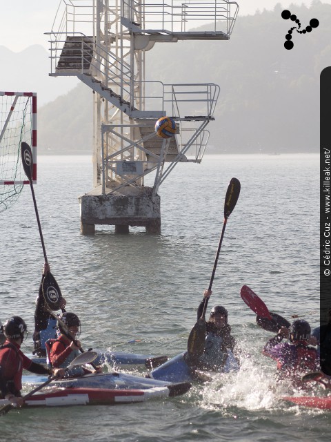 Coupe Rhône-Alpes 2016 de Kayak Polo - les sam. 15 et dim. 16 octobre 2016, plage de l'Impérial, Annecy, Haute-Savoie. – « Coupe Rhône-Alpes 2016 de Kayak Polo » – Annecy accueillait la Coupe régionale de kayak polo, disputée sur deux jours au bord de la plage de l'Impérial. – mots associés : coupe rhône-alpes, kayak, kayak polo