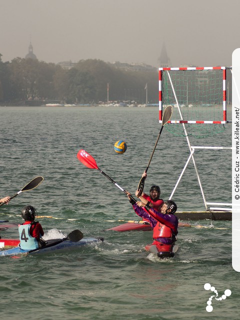 Coupe Rhône-Alpes 2016 de Kayak Polo - les sam. 15 et dim. 16 octobre 2016, plage de l'Impérial, Annecy, Haute-Savoie. – « Coupe Rhône-Alpes 2016 de Kayak Polo » – Annecy accueillait la Coupe régionale de kayak polo, disputée sur deux jours au bord de la plage de l'Impérial. – mots associés : coupe rhône-alpes, kayak, kayak polo