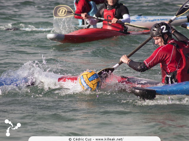 Coupe Rhône-Alpes 2016 de Kayak Polo - les sam. 15 et dim. 16 octobre 2016, plage de l'Impérial, Annecy, Haute-Savoie. – « Coupe Rhône-Alpes 2016 de Kayak Polo » – Annecy accueillait la Coupe régionale de kayak polo, disputée sur deux jours au bord de la plage de l'Impérial. – mots associés : coupe rhône-alpes, kayak, kayak polo