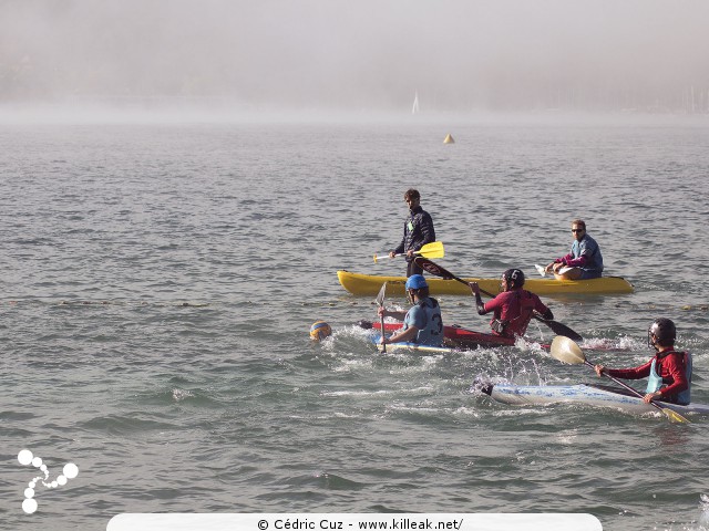 Coupe Rhône-Alpes 2016 de Kayak Polo - les sam. 15 et dim. 16 octobre 2016, plage de l'Impérial, Annecy, Haute-Savoie. — « Coupe Rhône-Alpes 2016 de Kayak Polo » — Annecy accueillait la Coupe régionale de kayak polo, disputée sur deux jours au bord de la plage de l'Impérial. — mots associés : coupe rhône-alpes, kayak, kayak polo