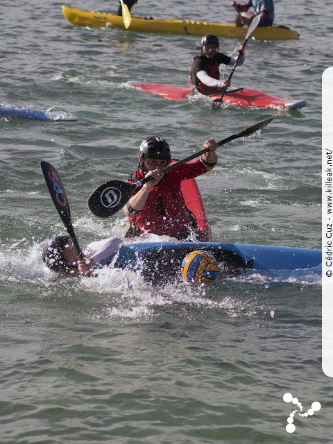 Coupe Rhône-Alpes 2016 de Kayak Polo - les sam. 15 et dim. 16 octobre 2016, plage de l'Impérial, Annecy, Haute-Savoie. – « Coupe Rhône-Alpes 2016 de Kayak Polo » – Annecy accueillait la Coupe régionale de kayak polo, disputée sur deux jours au bord de la plage de l'Impérial. – mots associés : coupe rhône-alpes, kayak, kayak polo