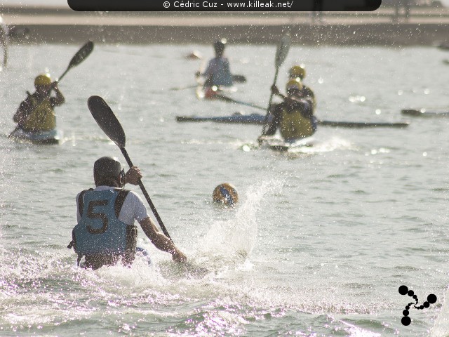 Coupe Rhône-Alpes 2016 de Kayak Polo - les sam. 15 et dim. 16 octobre 2016, plage de l'Impérial, Annecy, Haute-Savoie. – « Coupe Rhône-Alpes 2016 de Kayak Polo » – Annecy accueillait la Coupe régionale de kayak polo, disputée sur deux jours au bord de la plage de l'Impérial. – mots associés : coupe rhône-alpes, kayak, kayak polo