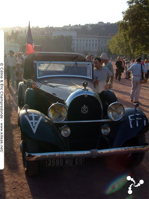 60e Anniversaire de la Libération de Lyon - Lyon, Place Bellecour et Rue de la République. – « 60e Anniversaire de la Libération de Lyon » – mots associés : lyon