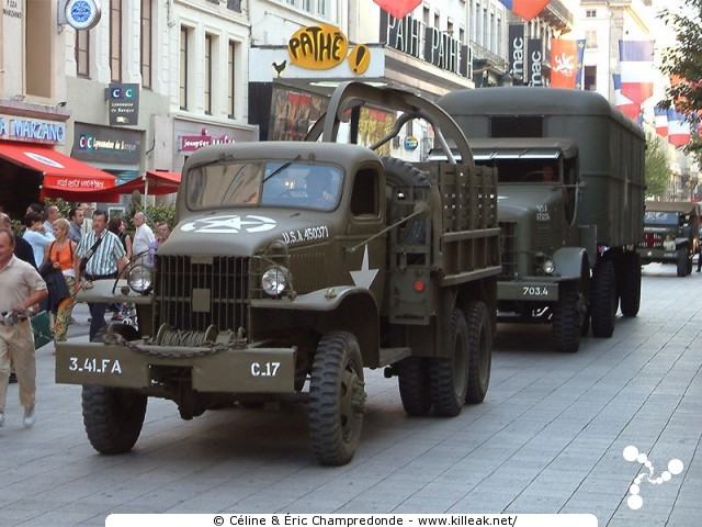 60e Anniversaire de la Libération de Lyon - Lyon, Place Bellecour et Rue de la République. – « 60e Anniversaire de la Libération de Lyon » – mots associés : lyon