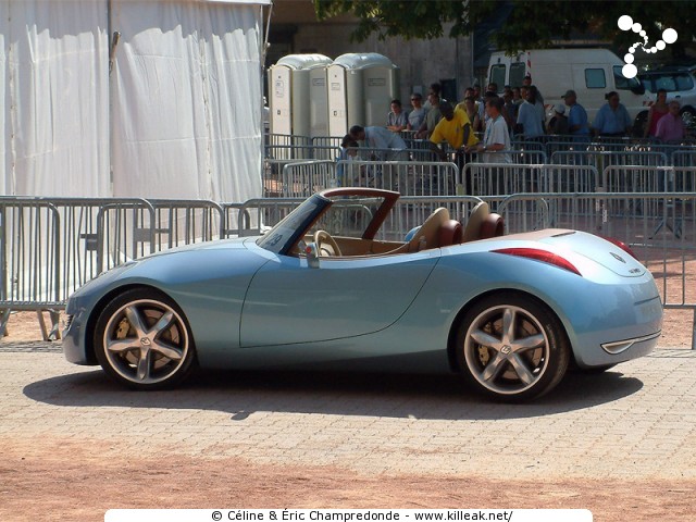 Lyon Renault F1 Show - dim. 05 septembre 2004, road-show sur la place Bellecour et sur un circuit urbain au cœur de Lyon. — « Lyon Renault F1 Show » — Exposition et défilé de véhicules Renault d'hier et d'aujourd'hui, et road-show avec les pilotes du Team Renault F1 Fernando Alonso et Franck Montagny sur un circuit au cœur de Lyon. — mots associés : lyon