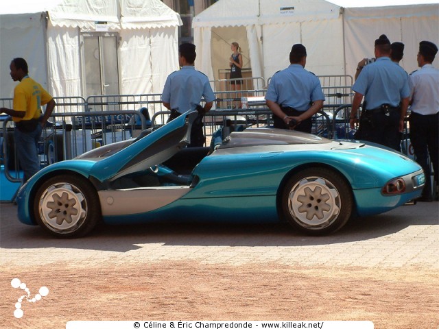 Lyon Renault F1 Show - dim. 05 septembre 2004, road-show sur la place Bellecour et sur un circuit urbain au cœur de Lyon. — Même les policiers et gendarmes sont en admiration devant les F1. — « Lyon Renault F1 Show » — Exposition et défilé de véhicules Renault d'hier et d'aujourd'hui, et road-show avec les pilotes du Team Renault F1 Fernando Alonso et Franck Montagny sur un circuit au cœur de Lyon. — mots associés : lyon