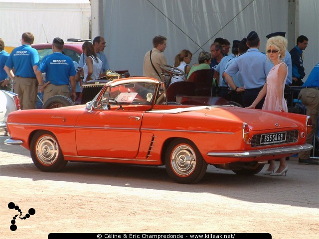 Lyon Renault F1 Show - dim. 05 septembre 2004, road-show sur la place Bellecour et sur un circuit urbain au cœur de Lyon. — Un modèle livré avec sa pin-up d'époque :D :D :D — « Lyon Renault F1 Show » — Exposition et défilé de véhicules Renault d'hier et d'aujourd'hui, et road-show avec les pilotes du Team Renault F1 Fernando Alonso et Franck Montagny sur un circuit au cœur de Lyon. — mots associés : lyon