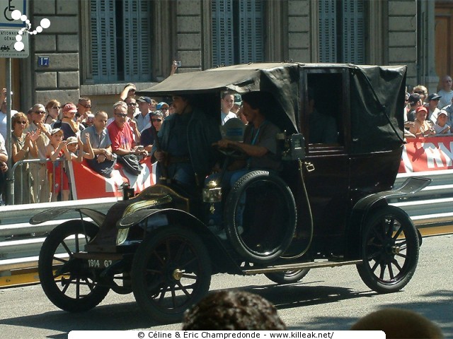 Lyon Renault F1 Show - dim. 05 septembre 2004, road-show sur la place Bellecour et sur un circuit urbain au cœur de Lyon. – Renault en 1914 ;-) – « Lyon Renault F1 Show » – Exposition et défilé de véhicules Renault d'hier et d'aujourd'hui, et road-show avec les pilotes du Team Renault F1 Fernando Alonso et Franck Montagny sur un circuit au cœur de Lyon. – mots associés : lyon