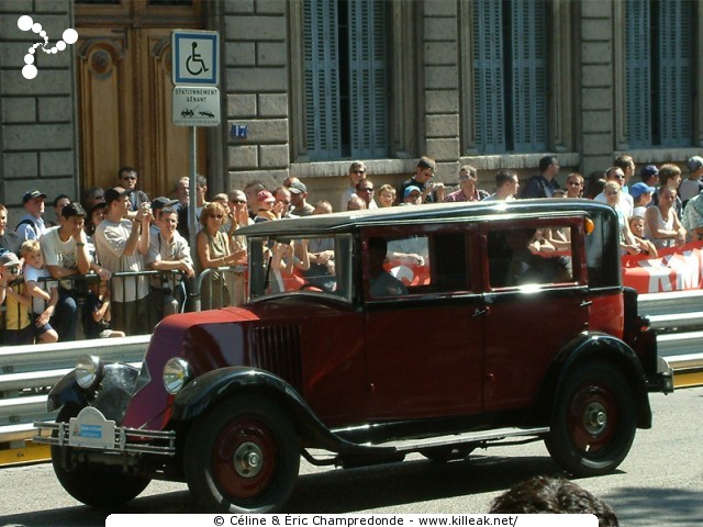 Lyon Renault F1 Show - dim. 05 septembre 2004, road-show sur la place Bellecour et sur un circuit urbain au cœur de Lyon. — « Lyon Renault F1 Show » — Exposition et défilé de véhicules Renault d'hier et d'aujourd'hui, et road-show avec les pilotes du Team Renault F1 Fernando Alonso et Franck Montagny sur un circuit au cœur de Lyon. — mots associés : lyon