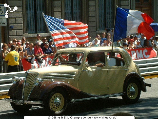 Lyon Renault F1 Show - dim. 05 septembre 2004, road-show sur la place Bellecour et sur un circuit urbain au cœur de Lyon. – « Lyon Renault F1 Show » – Exposition et défilé de véhicules Renault d'hier et d'aujourd'hui, et road-show avec les pilotes du Team Renault F1 Fernando Alonso et Franck Montagny sur un circuit au cœur de Lyon. – mots associés : lyon