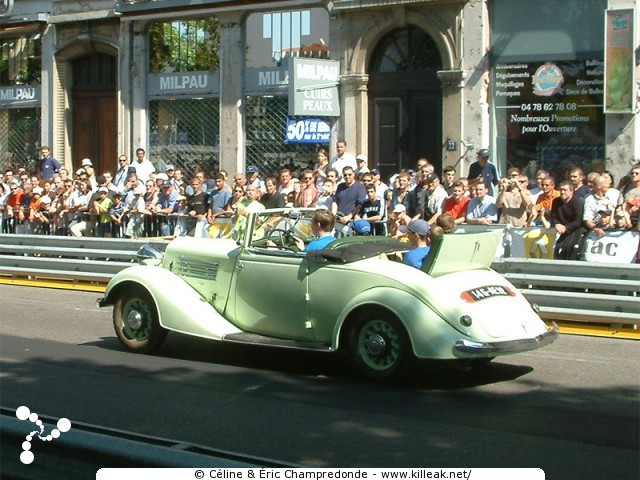 Lyon Renault F1 Show - dim. 05 septembre 2004, road-show sur la place Bellecour et sur un circuit urbain au cœur de Lyon. — « Lyon Renault F1 Show » — Exposition et défilé de véhicules Renault d'hier et d'aujourd'hui, et road-show avec les pilotes du Team Renault F1 Fernando Alonso et Franck Montagny sur un circuit au cœur de Lyon. — mots associés : lyon