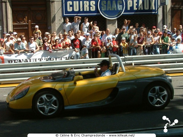 Lyon Renault F1 Show - dim. 05 septembre 2004, road-show sur la place Bellecour et sur un circuit urbain au cœur de Lyon. — « Lyon Renault F1 Show » — Exposition et défilé de véhicules Renault d'hier et d'aujourd'hui, et road-show avec les pilotes du Team Renault F1 Fernando Alonso et Franck Montagny sur un circuit au cœur de Lyon. — mots associés : lyon
