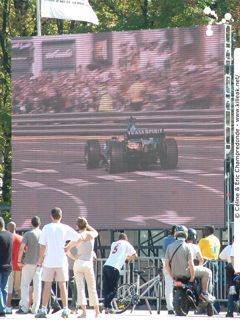 Lyon Renault F1 Show - dim. 05 septembre 2004, road-show sur la place Bellecour et sur un circuit urbain au cœur de Lyon. — « Lyon Renault F1 Show » — Exposition et défilé de véhicules Renault d'hier et d'aujourd'hui, et road-show avec les pilotes du Team Renault F1 Fernando Alonso et Franck Montagny sur un circuit au cœur de Lyon. — mots associés : lyon