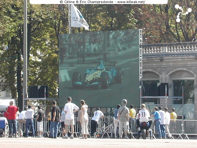 Lyon Renault F1 Show - dim. 05 septembre 2004, road-show sur la place Bellecour et sur un circuit urbain au cœur de Lyon. — « Lyon Renault F1 Show » — Exposition et défilé de véhicules Renault d'hier et d'aujourd'hui, et road-show avec les pilotes du Team Renault F1 Fernando Alonso et Franck Montagny sur un circuit au cœur de Lyon. — mots associés : lyon